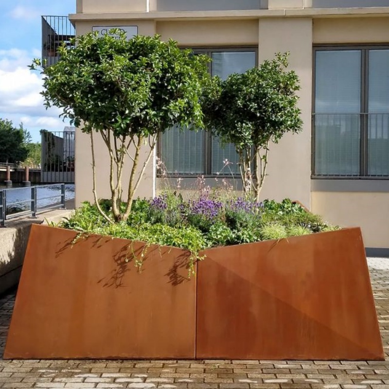 Gartenmauer aus Cortenstahl