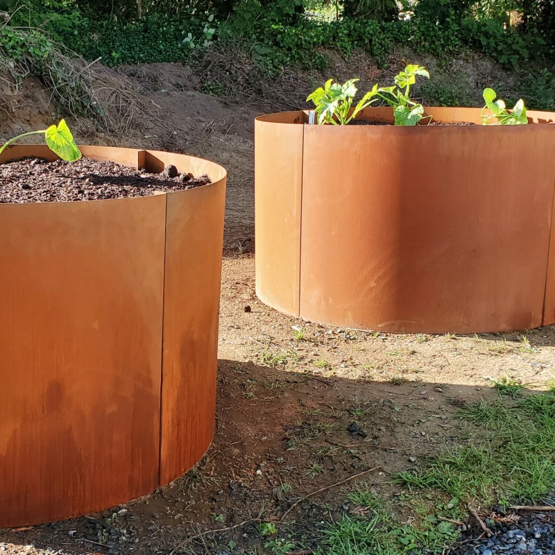 Letto rialzato rotondo in acciaio corten